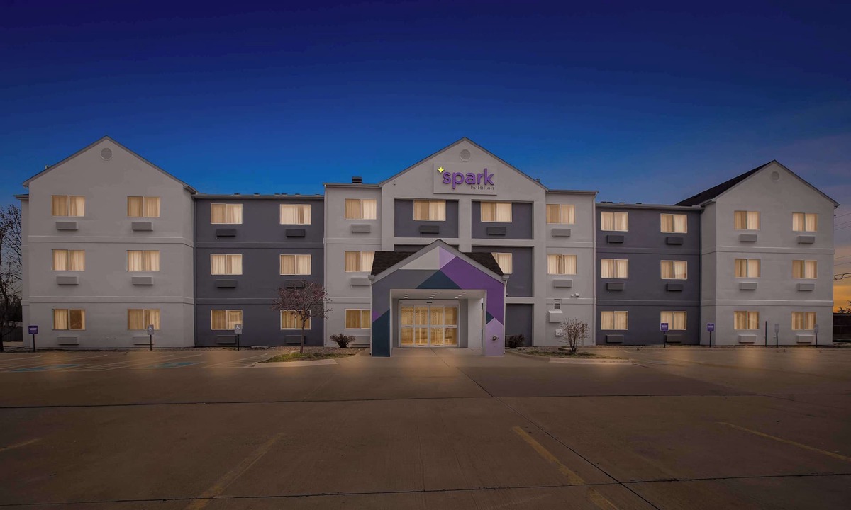 Quad Cities Hotel | Spark by Hilton Moline Quad Cities