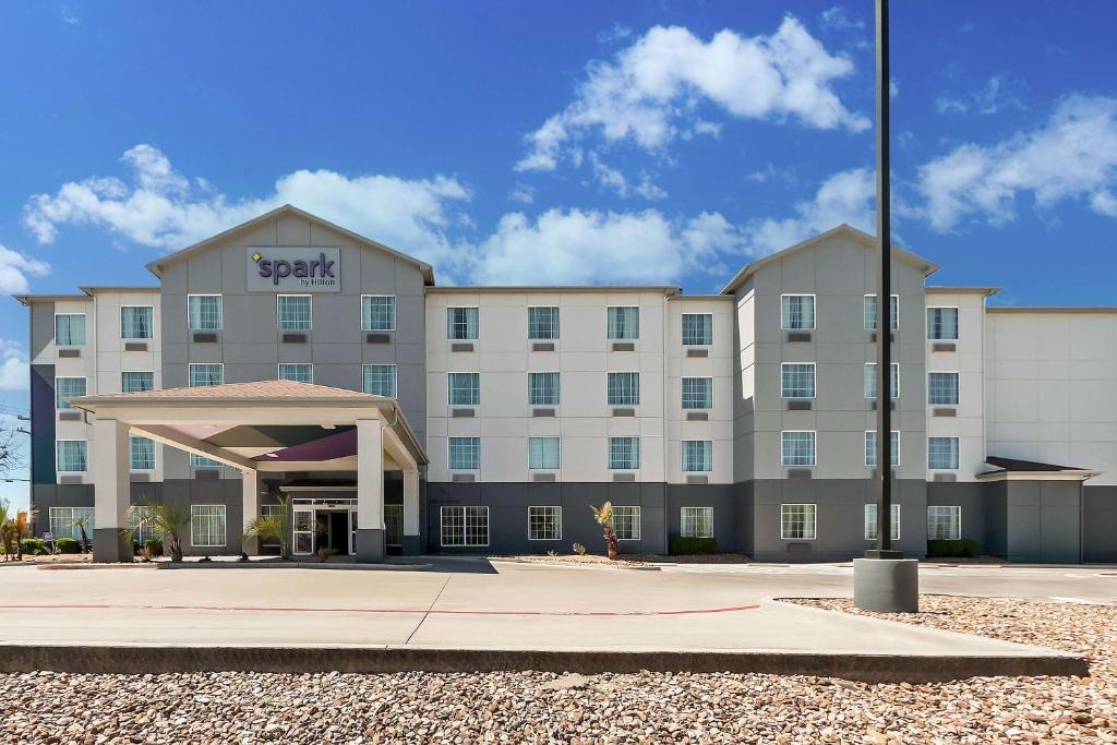 Selma Hotel | Spark by Hilton Selma