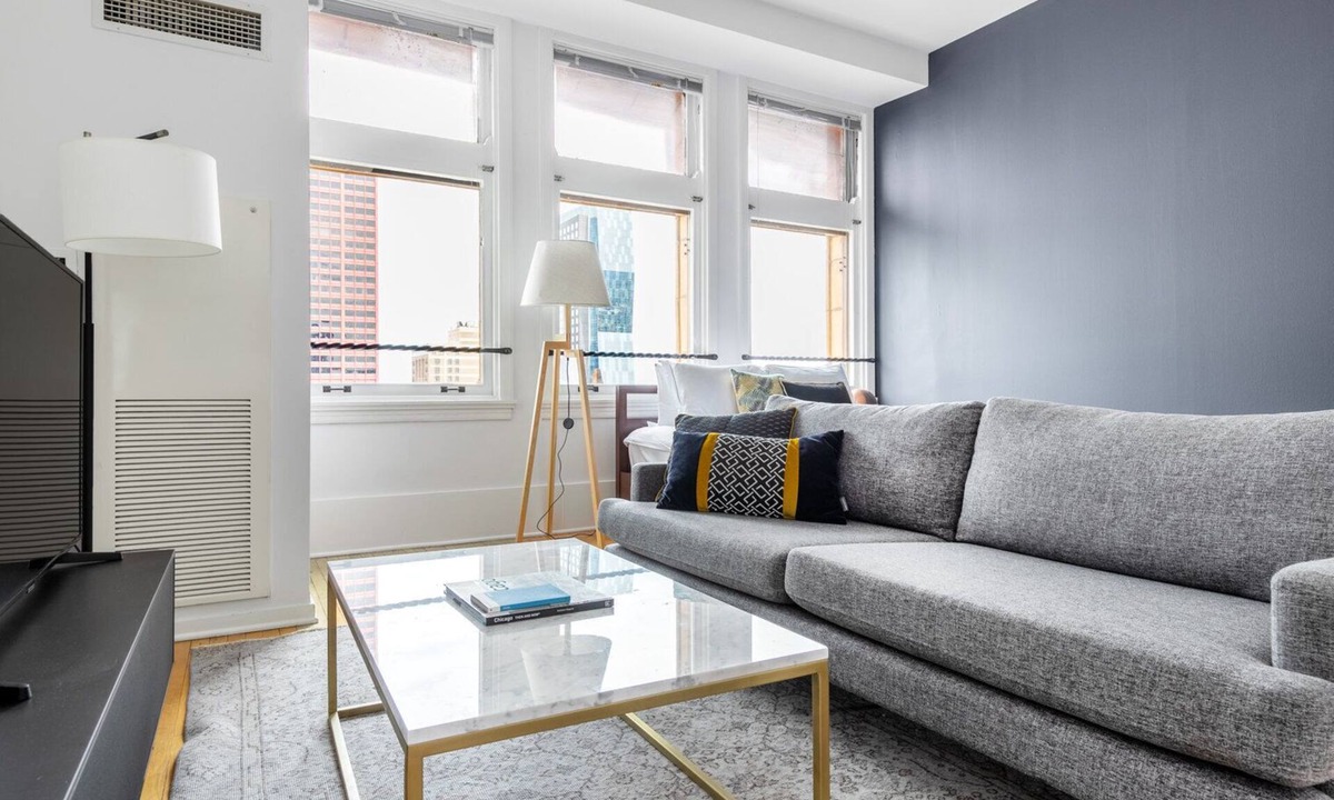 The Loop Apartment | Splendid Loop Studio w/Gym, Doorman, walk to L & Parks, by Blueground