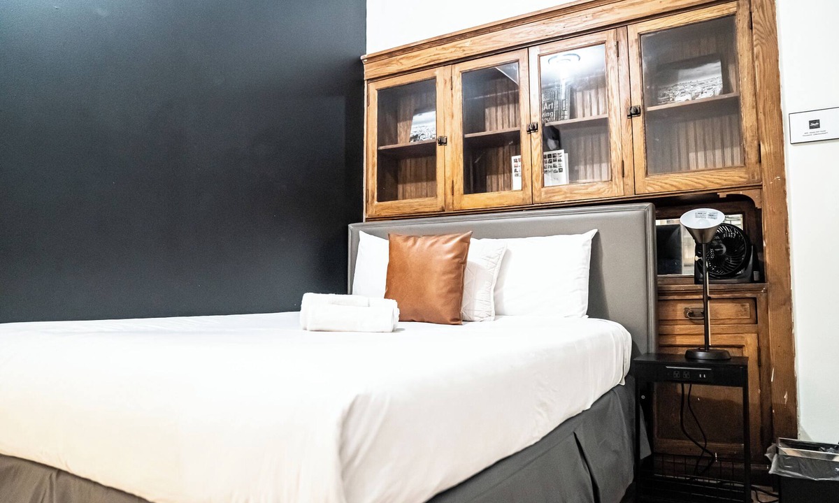 Pulaski Park Hostel | STAY