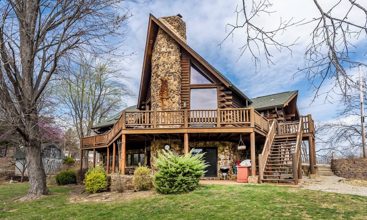 Goreville Cabin | Steps to the Private Beach, Miles from Stress