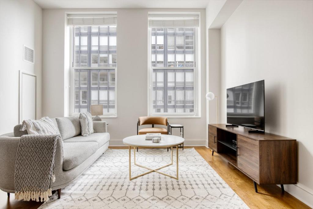 Streeterville Apartment | Streeterville 1br w pool roof gym nr lakefront CHI-827