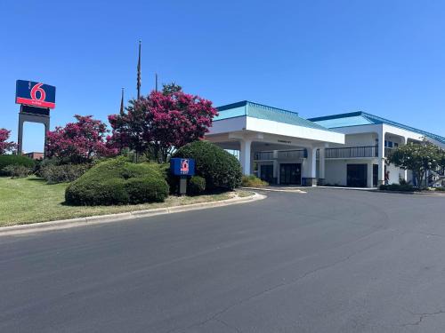 Jacksonville Hotel | Studio 6 Suites Jacksonville, NC - Camp LeJeune