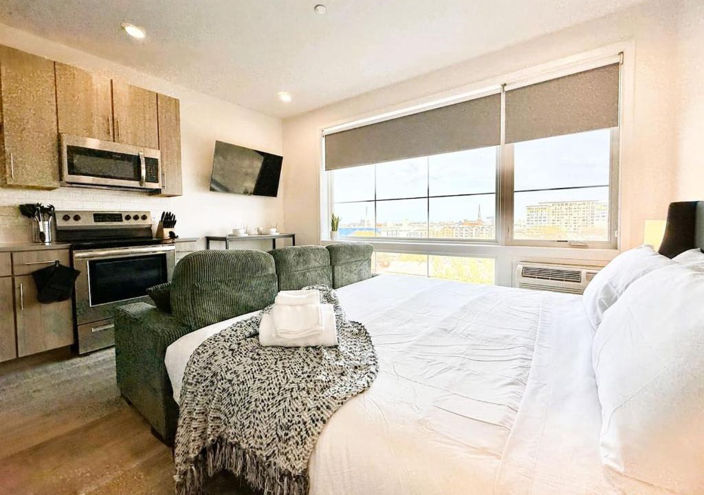 Poplar Apartment | Studio Apt with City View, Rooftop and Gym