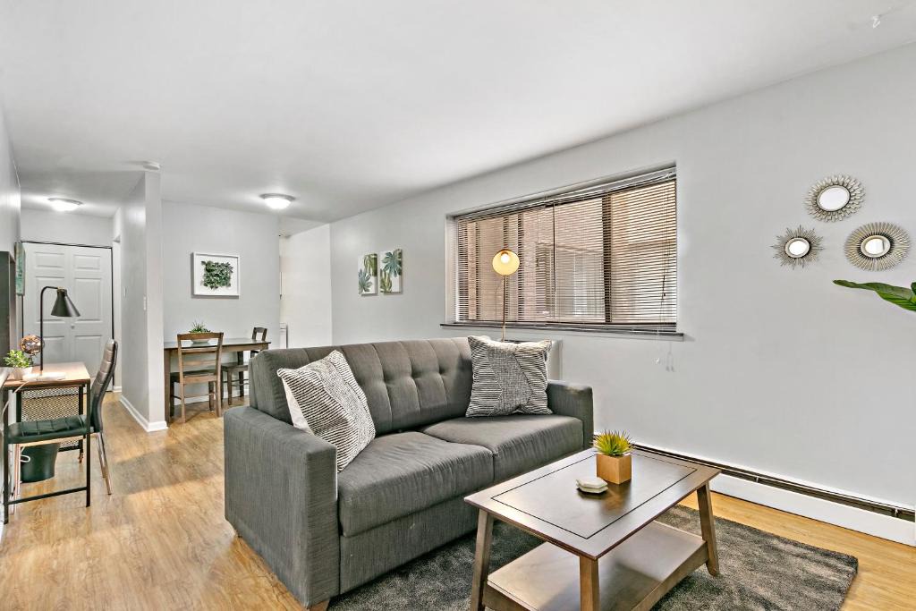 Lake View East Apartment | Stunning 1BR Apartment at Center of Lakeview - Oakdale 211