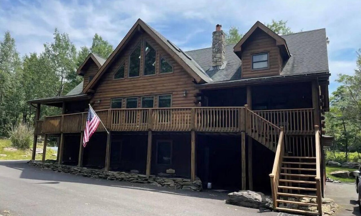 Briar Crest Woods Cabin | Stunning Log Cabin Minutes from Jack Frost/Big Boulder