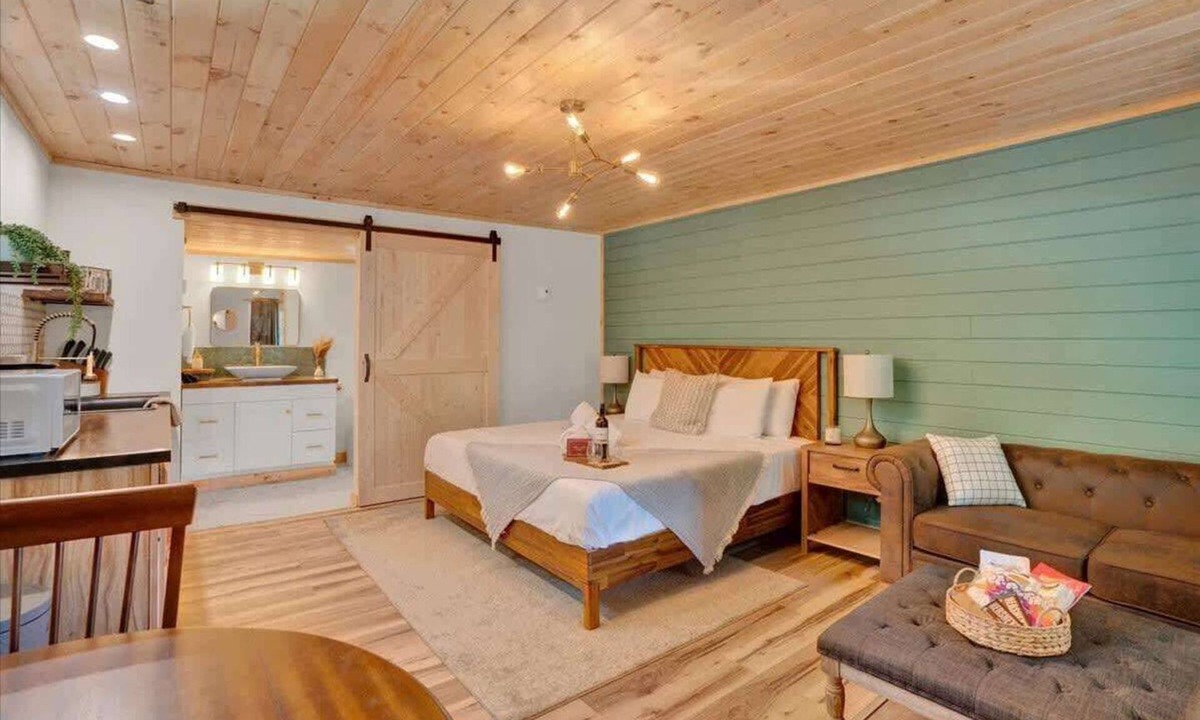 Canadensis House | Stunning Pocono Modern | Firpits | Pets OK