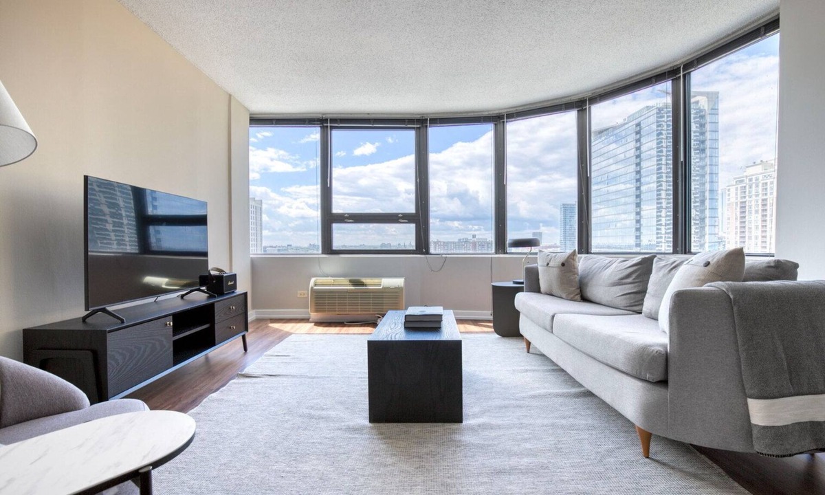 South Loop Apartment | Stunning South Loop 2BR w/Doorman, near Aquarium & Train, by Blueground