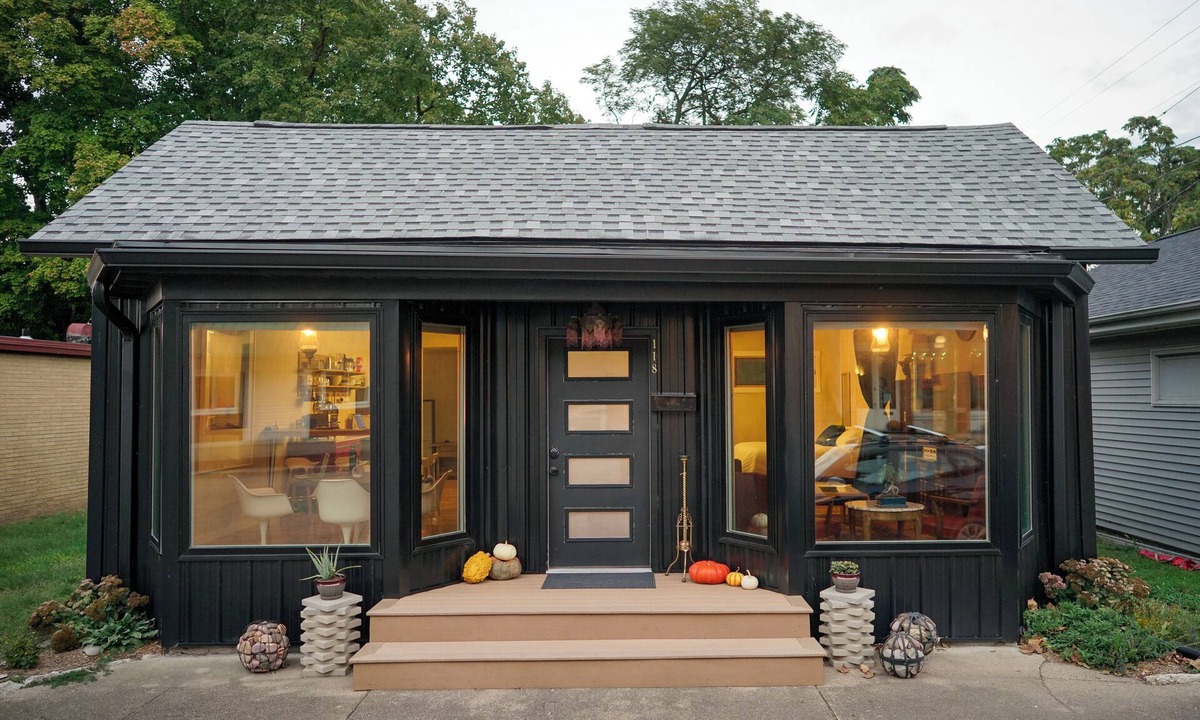 Petersburg House | Style on the Square 2-bedroom bungalow with WiFi, AC in Petersburg