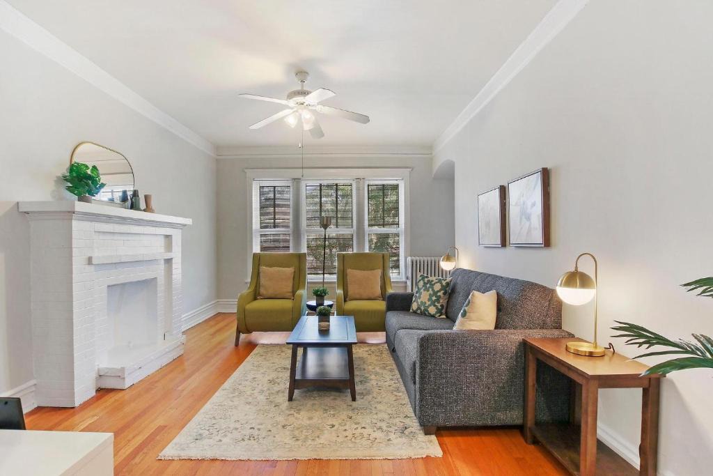 Boystown Apartment | Stylish and Expansive 2BR Apt with Balcony - Buckingham 3