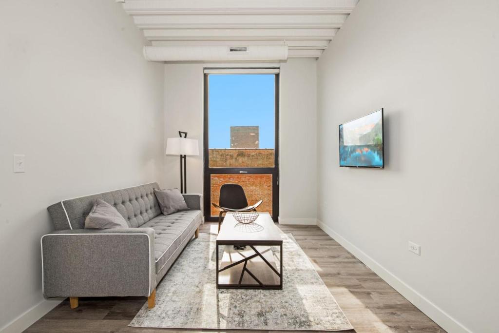 Edgewater Apartment | Stylish Modern 1BR Suite Right by Loyola University - StayGia