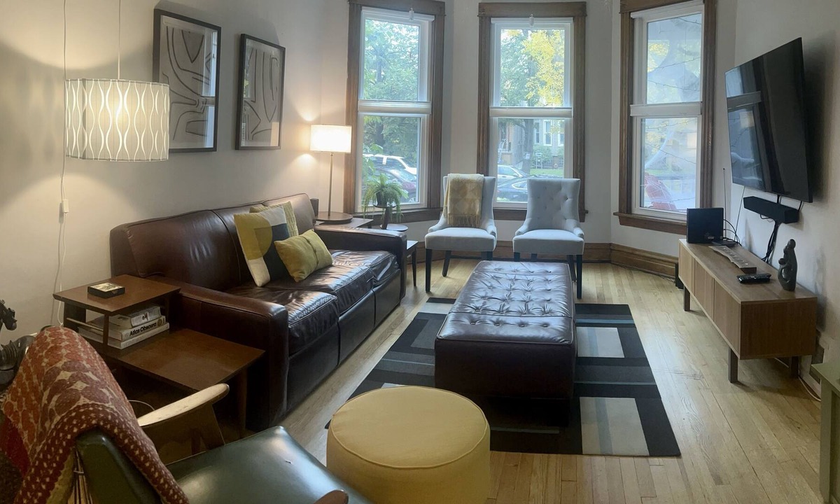 North Center Apartment | Stylish & Modern Apartment in Walk to Everything Neighborhood