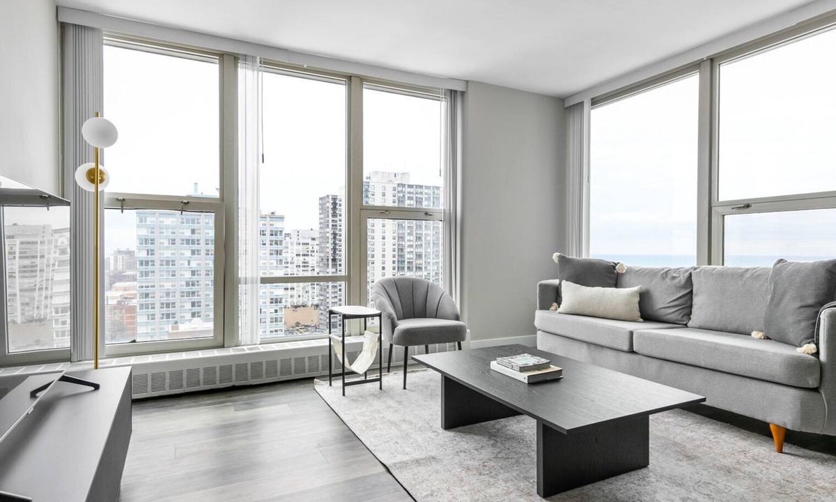 Edgewater Beach Apartment | Sunny Edgewater 2BR w/ Gym, Deck & Lounge, 5 blocks to L, by Blueground