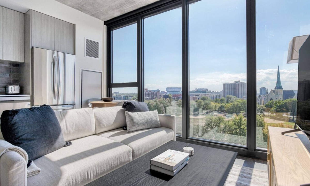 Near West Side Apartment | Sunny West Loop Jr 1BR w/Rooftop & Dog Run, nr I-90, by Blueground