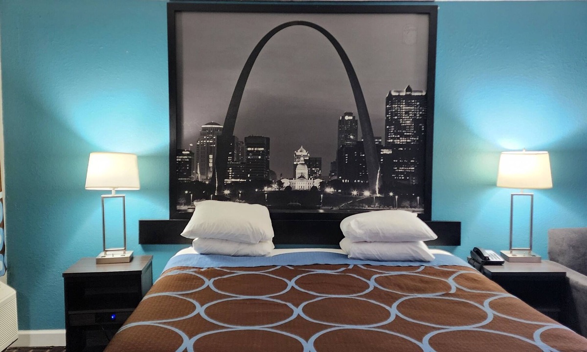 Belleville Hotel | Super 8 by Wyndham Belleville St. Louis Area