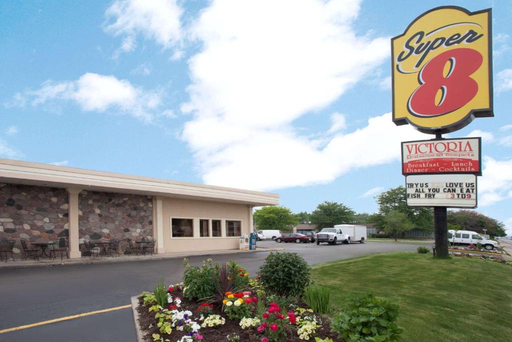 Melrose Park Hotel | Super 8 by Wyndham Chicago Northlake O'Hare South