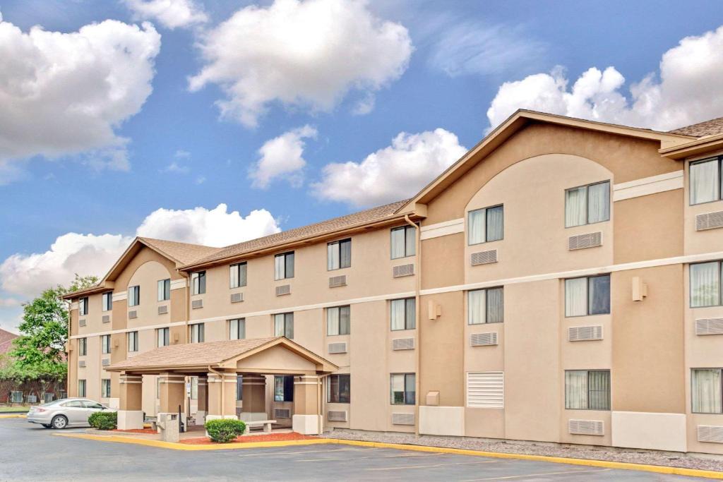 Mokena Hotel | Super 8 by Wyndham Mokena/Frankfort/I-80