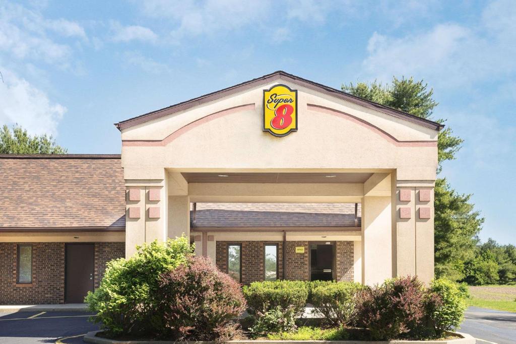Taylorville Hotel | Super 8 by Wyndham Taylorville IL
