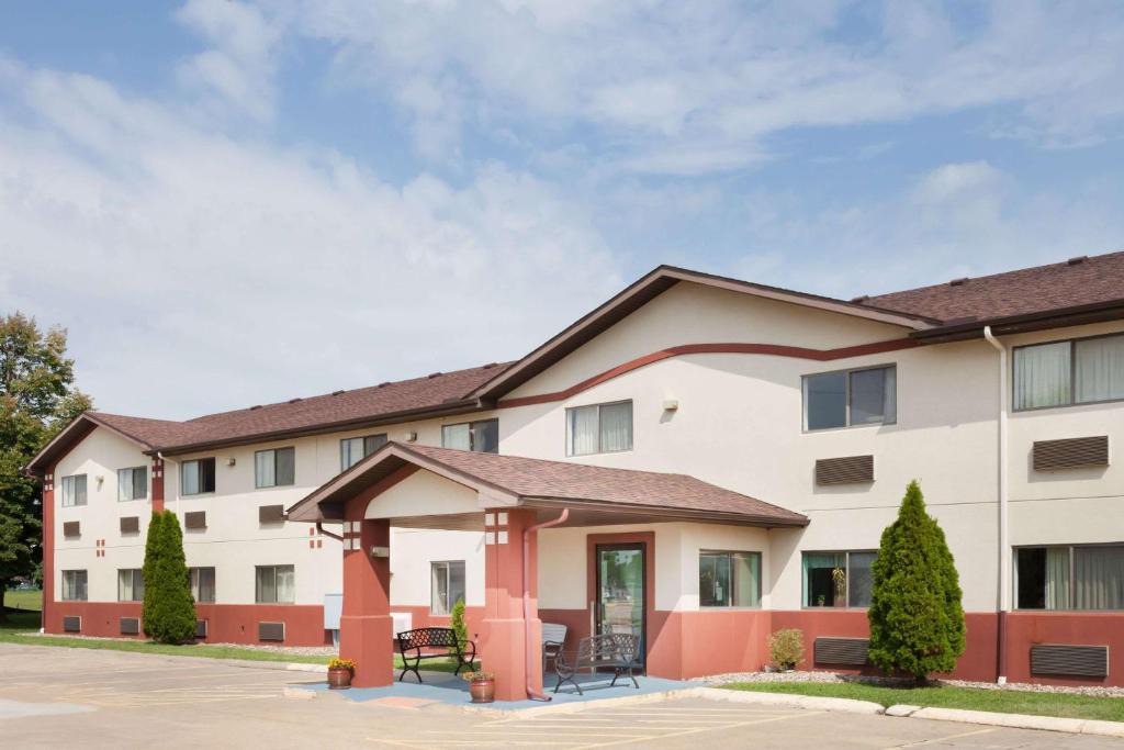 Washington Hotel | Super 8 by Wyndham Washington/Peoria Area