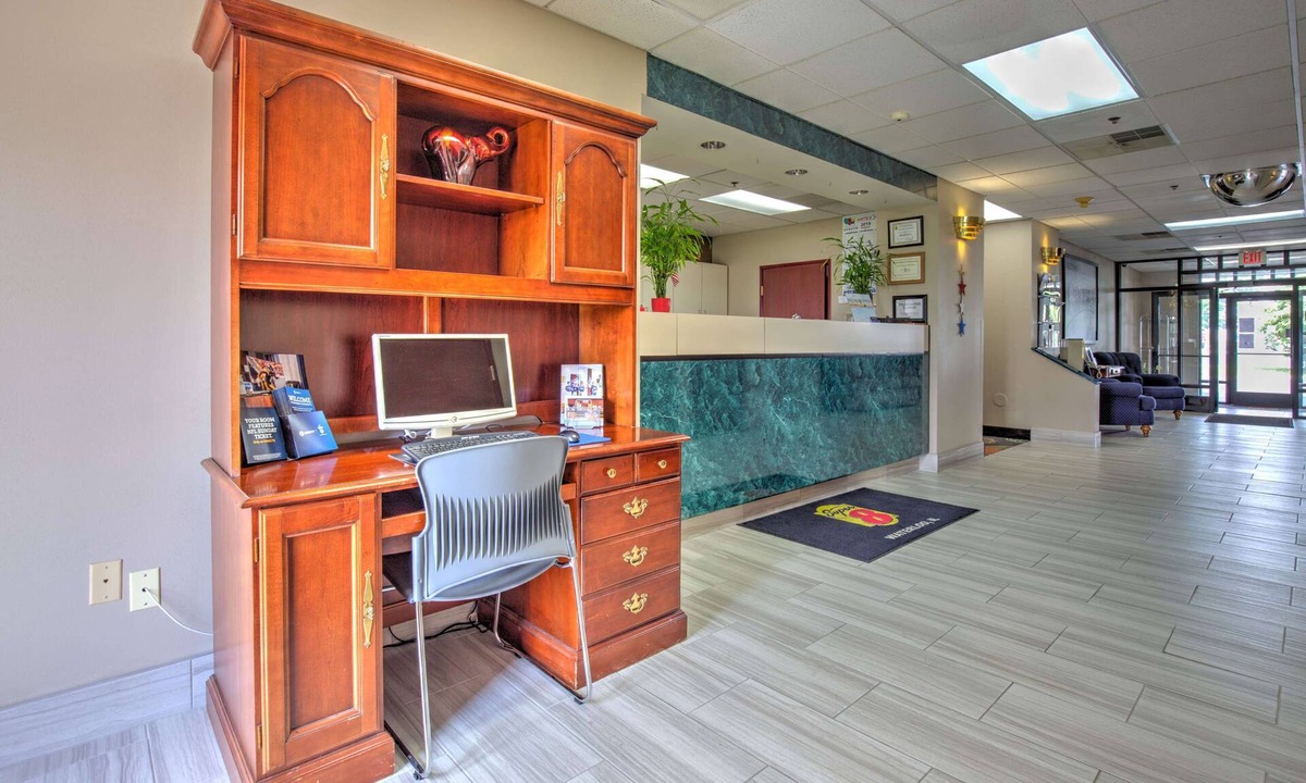 Waterloo Hotel | Super 8 by Wyndham Waterloo
