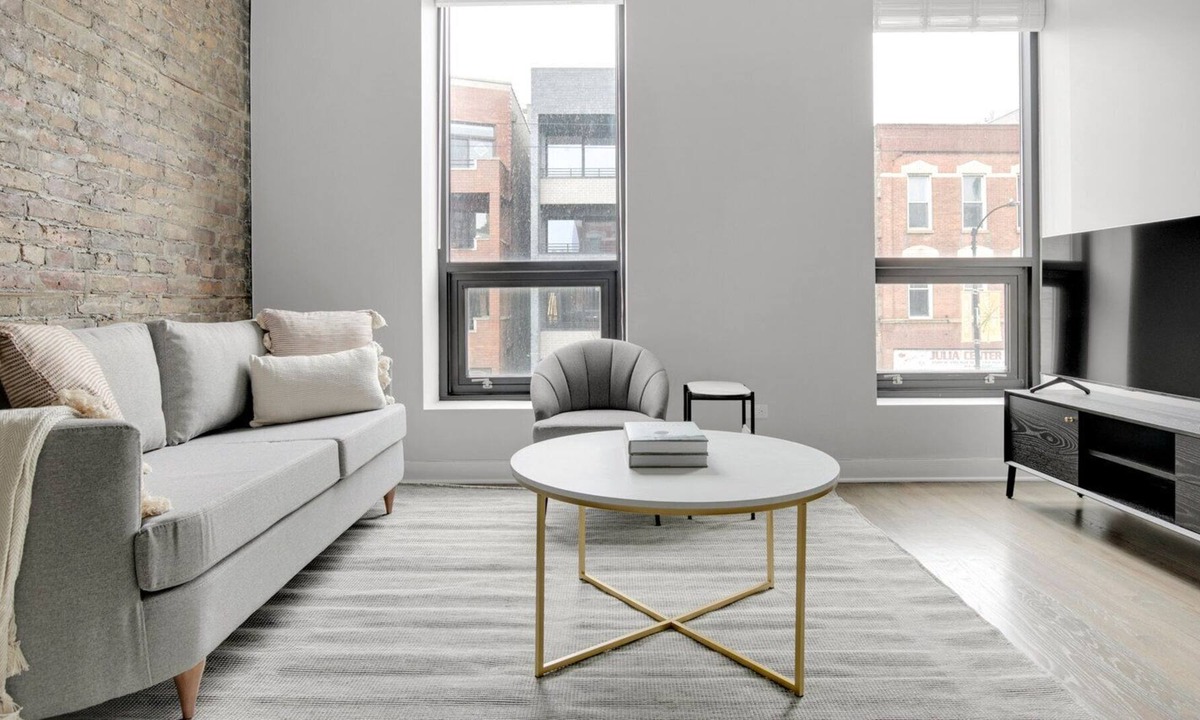 West Town Apartment | Tasteful West Town 2BR, 4 blocks to L & Wicker Park bars, by Blueground
