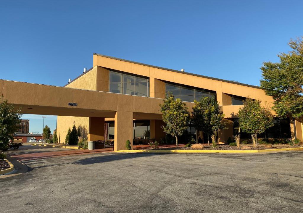 Quincy Hotel | The Atrium Hotel on Third