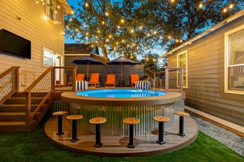 Chestnut House | The Backyard Bliss - 4BR Heated Pool & Ping Pong