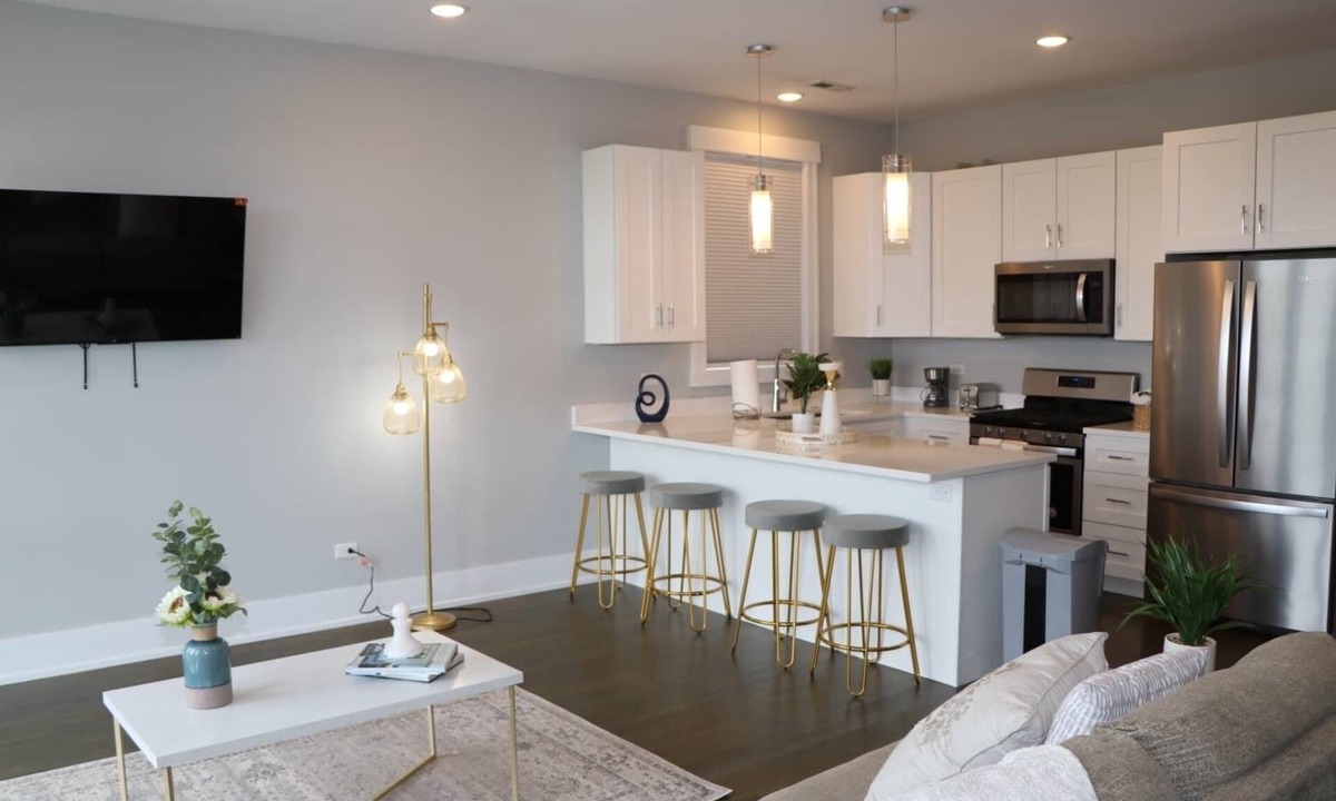 Tri-Taylor Apartment | The Beverly Chicago Near Downtown, United Center and Medical District