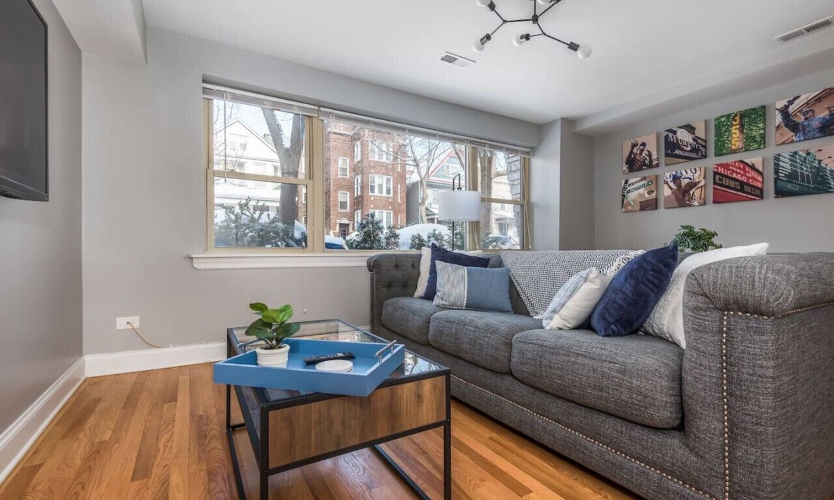 Uptown Condo | The Bright Retreat in Andersonville