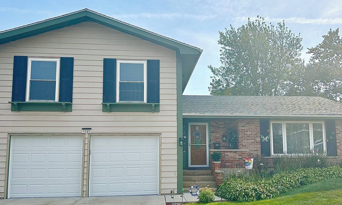Hoffman Estates House | "The Estates" 2 PRIVATE BEDROOMS in our Home, Hot Tub/Bathrooms & More