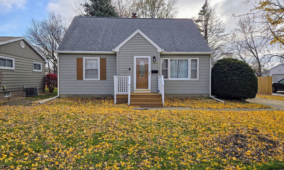 Galesburg House | The Galesburg Escape! King bed, Pet friendly, Game room