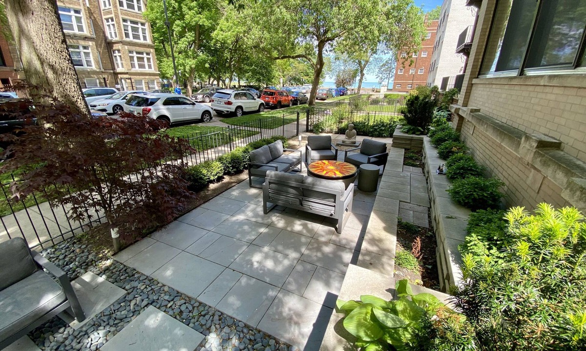 Rogers Park Apartment | The Holiday Lake House - 2br 2bth - 50 steps from the beach!
