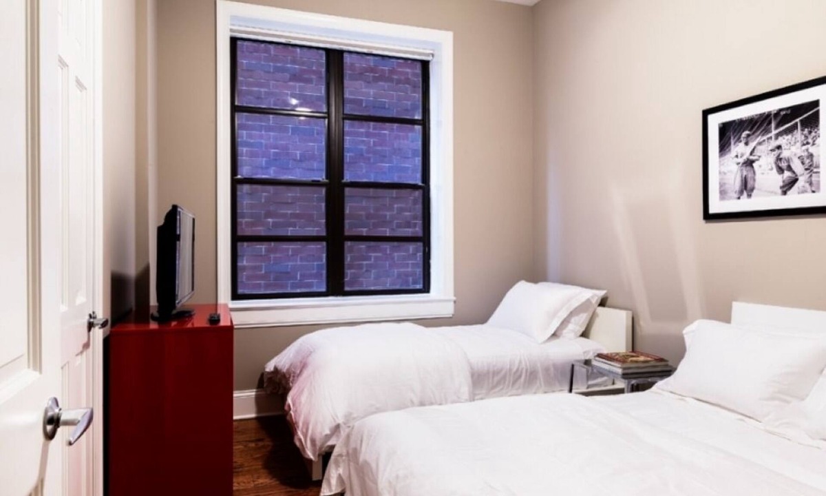 Lakeview Condo | The Inn at Wrigleyville, Beautiful New 4 Bedroom Sleeps 9