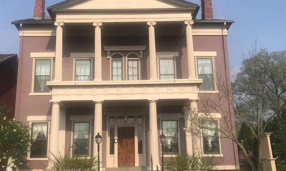 Galena House | The Mansion on Park Avenue - walk to downtown Galena