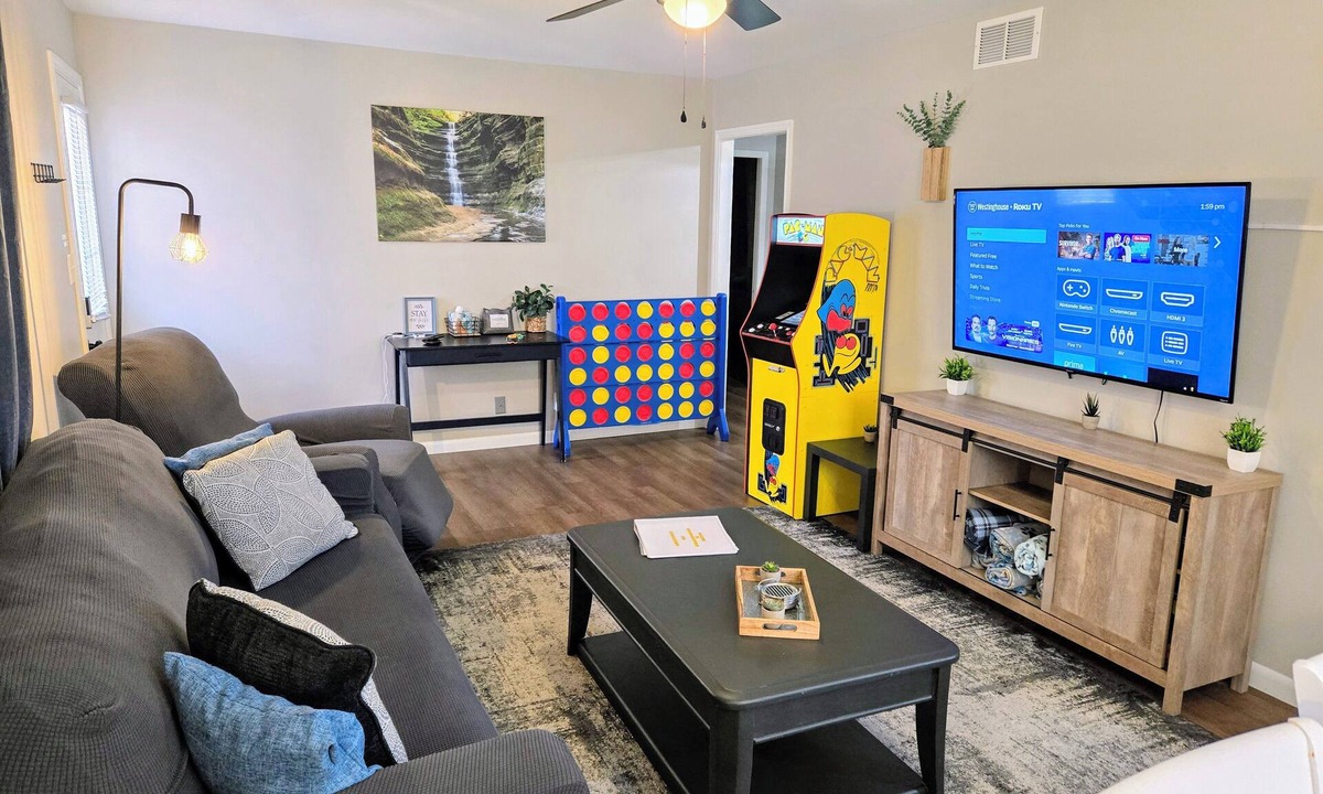 Ottawa House | The Ottawa Escape! King Bed. Pet Friendly! Close to downtown.