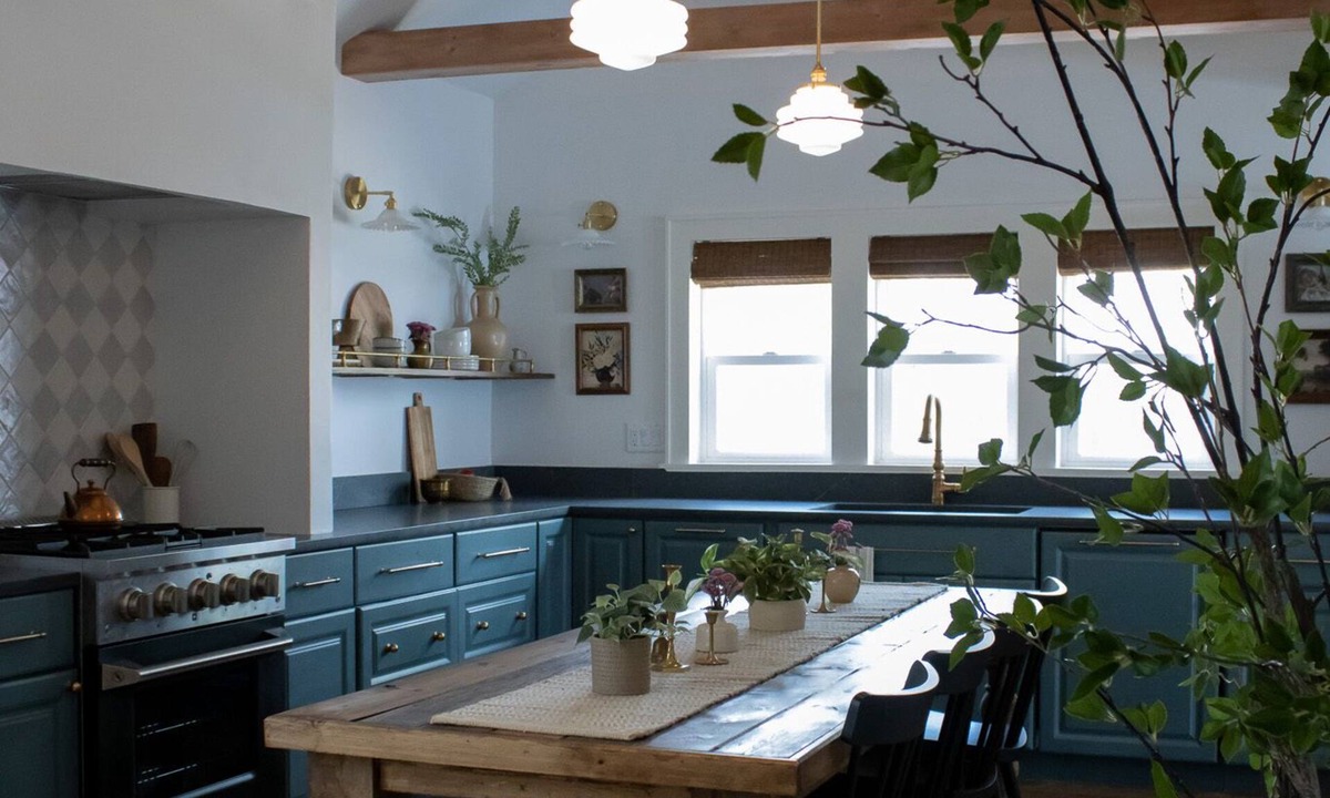 Urbana House | The Parlour House - 2 Blocks From Campus - 4BD 2BA