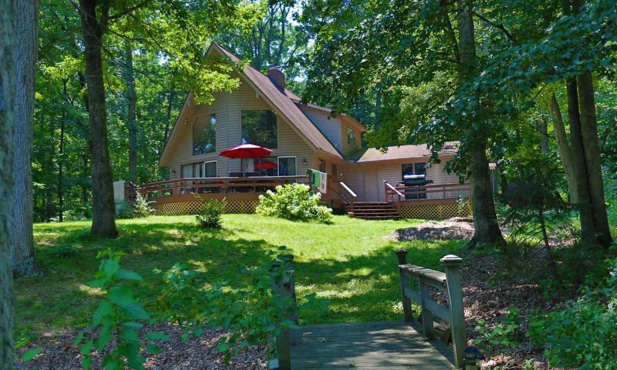 Effingham Cottage | The Redbud Cottage-Beach & Quiet. Lake Sara Waterfront & Wood Fires.