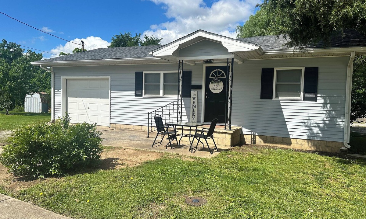 Harrisburg House | The Tinley House. Close to hiking, hunting. Bike trail and hospital, shopping