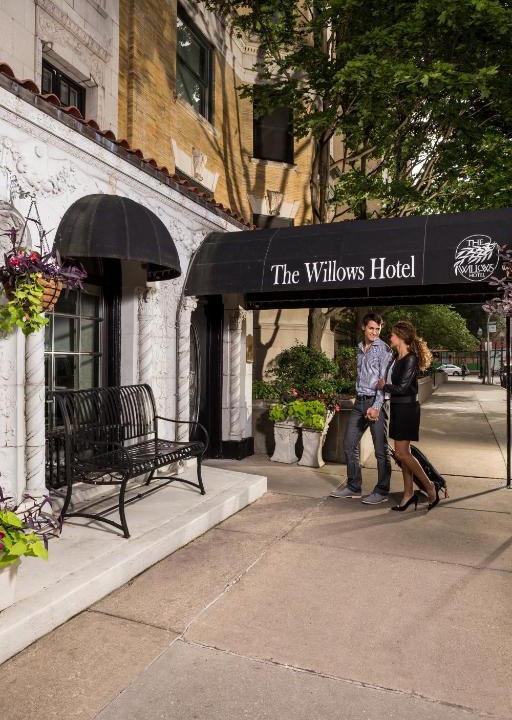 Lake View East Hotel | The Willows Hotel