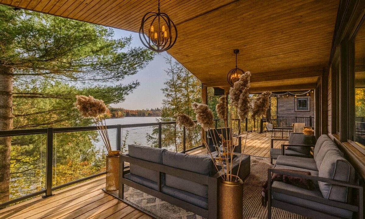 L'Amable Cottage | THE WOLF’S DEN - Modern Lakefront Cottage