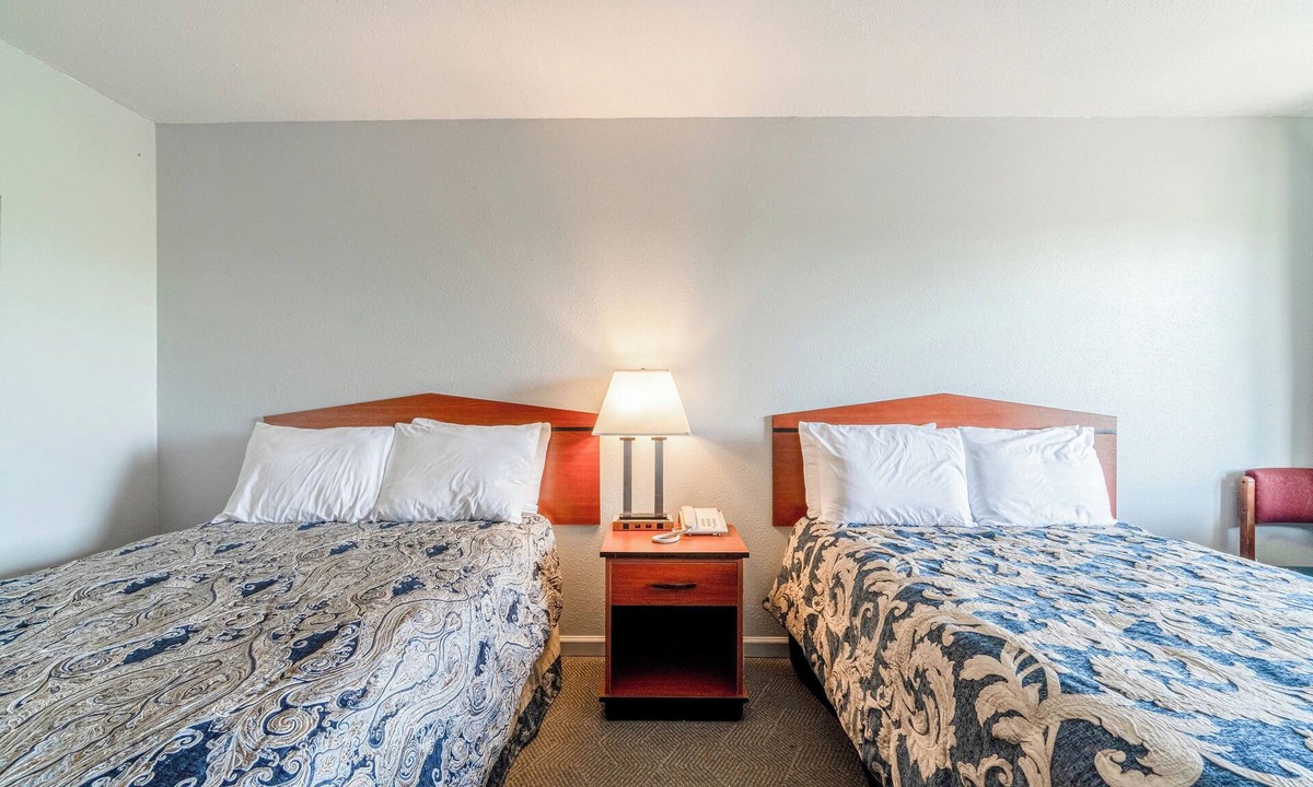 Aurora Hotel | Three Charming Units, Ideal for Small Town Exploration, Parks & Local Flavor