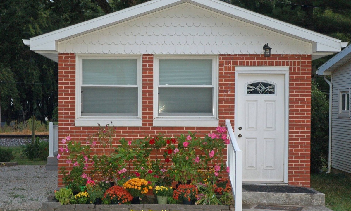 Niantic House | Tiny Home Between Decatur & Springfield 1 mile north of I-72