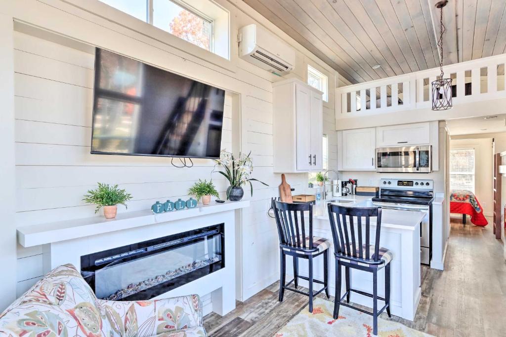 Morganton House | Tiny Home Retreat w/Fire Pit ~ 3 Mi to Lake!
