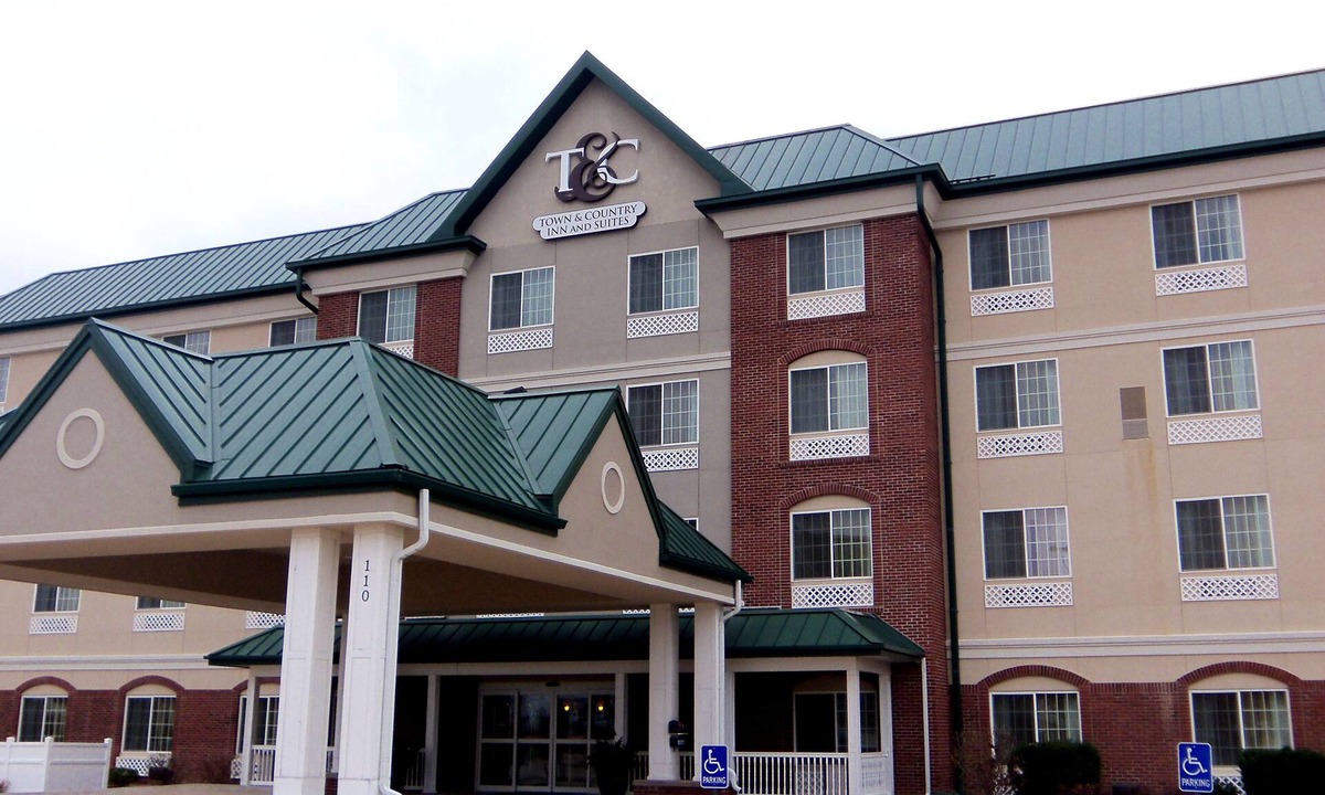 Quincy Hotel | Town & Country Inn and Suites
