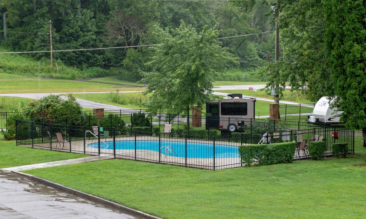 Townsend House | Townsend Riverfront Retreat・Pool Access・Firepit
