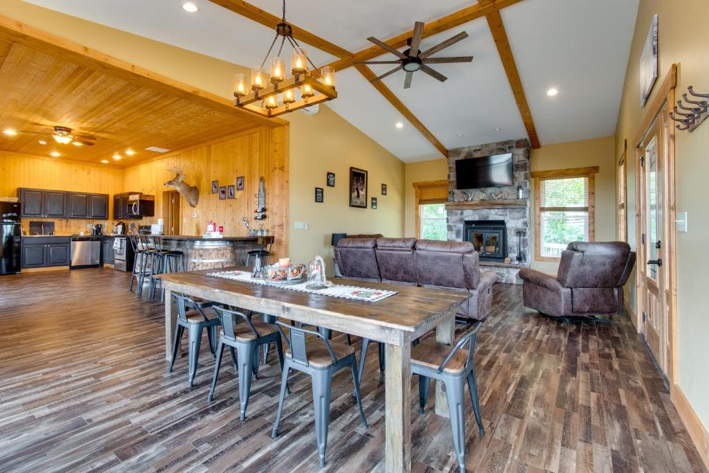 Huntsville House | Tranquil La Prairie Retreat with Patio and Fireplace!