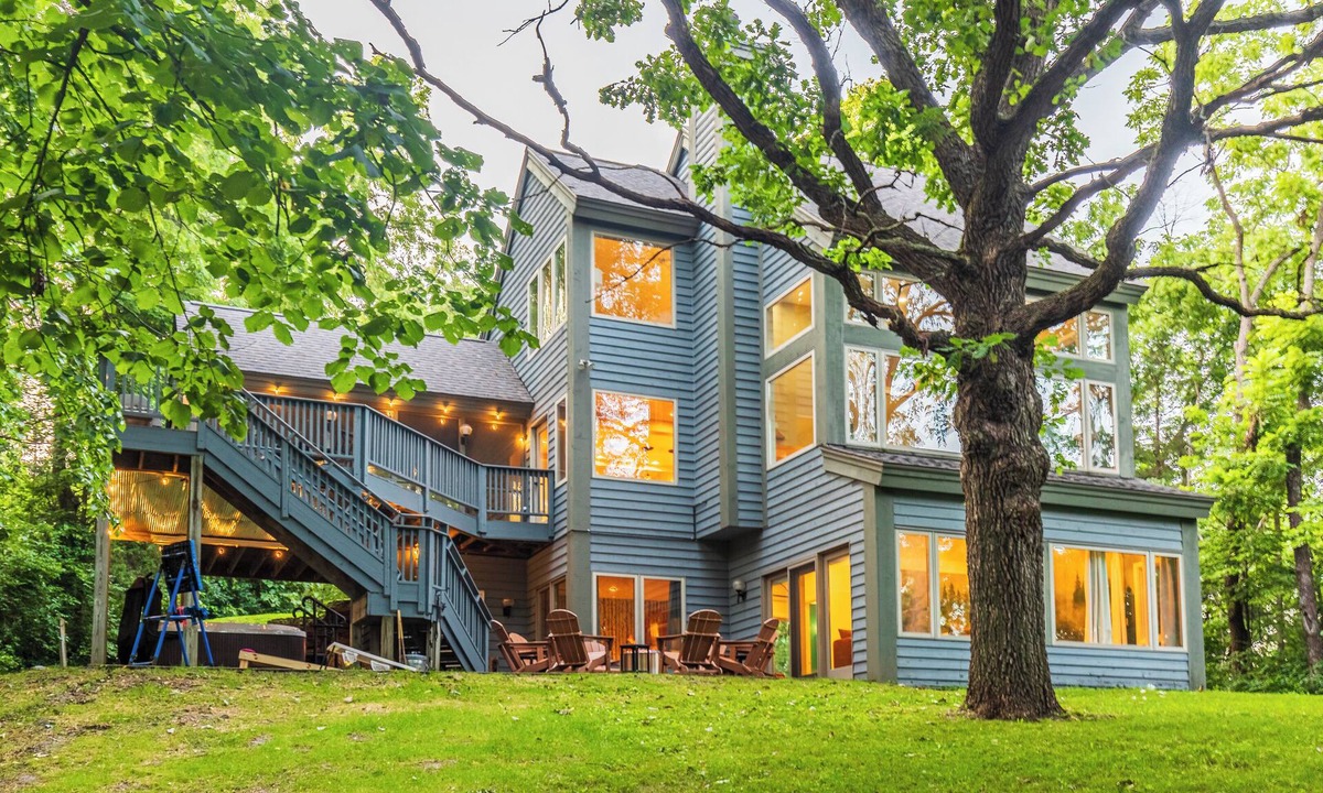 The Galena Territory House | Treehouse: Hot Tub! Firepit! Cozy, Secluded, + Spacious.