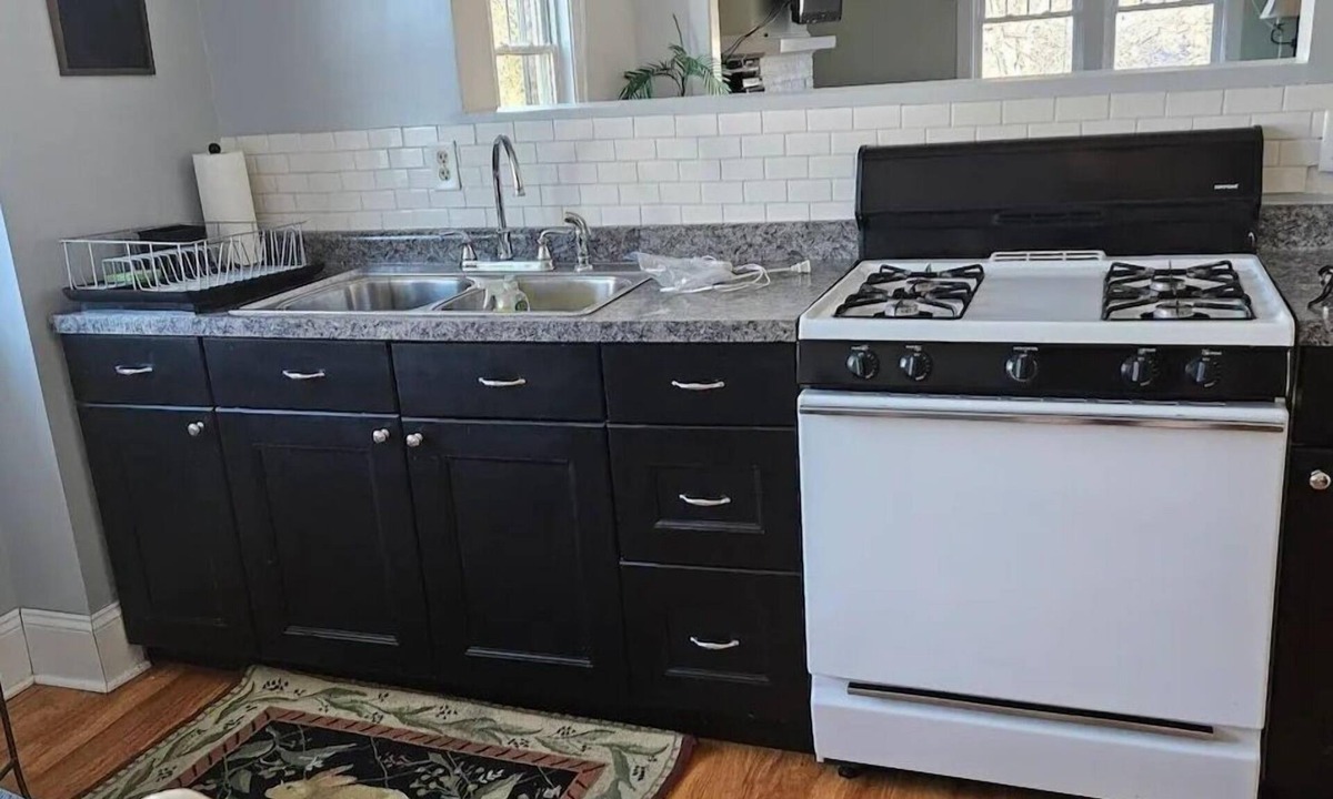 Lake Bluff Apartment | Two Bed/1 Bath Apartment - East Lake Bluff - In Village Location
