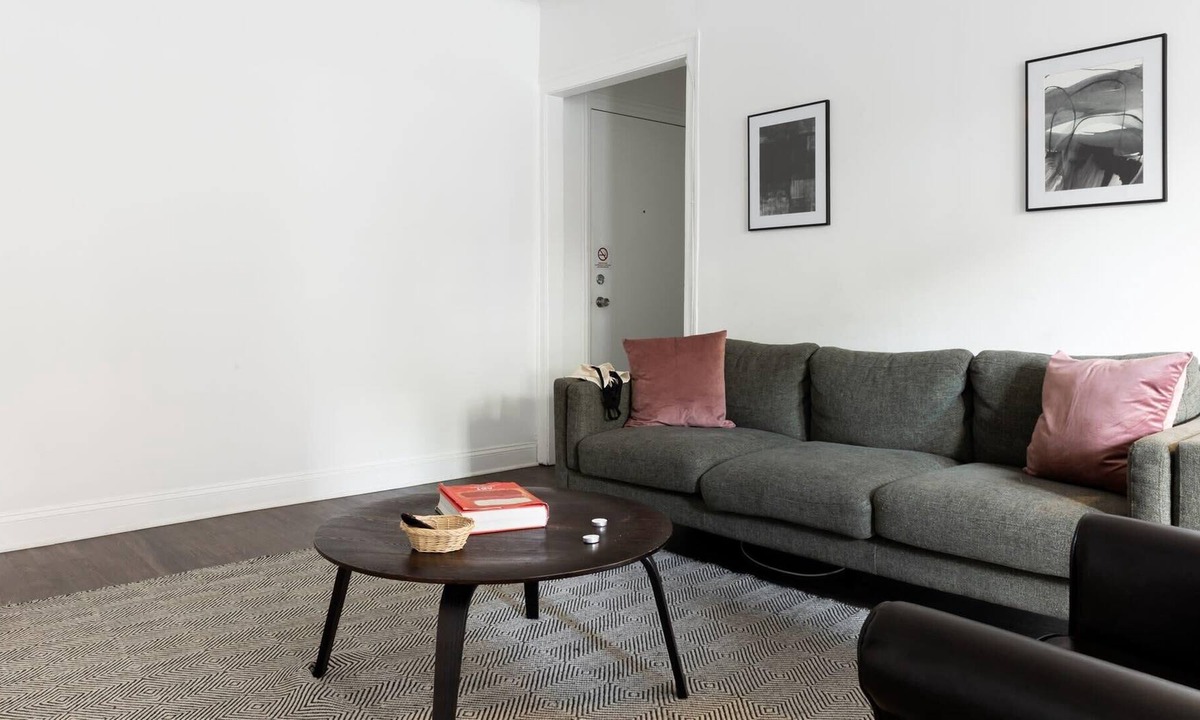 East Hyde Park Apartment | UChicago, Shops + Eats, Lake | Gym + W&D | Zencity