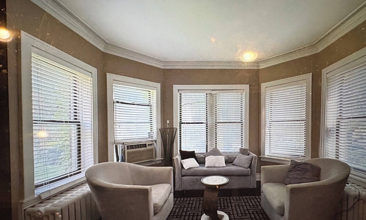 Rogers Park Condo | Unforgettable fully furnished three bedroom, one bathroom in Edgewater